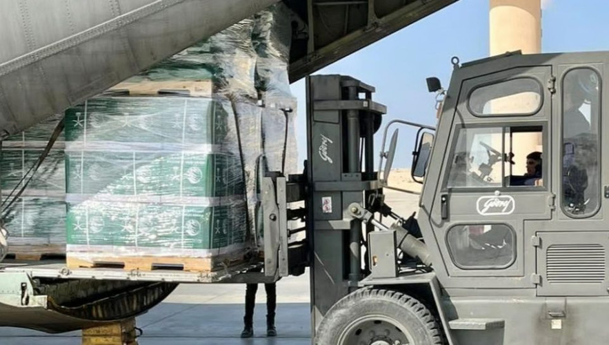 جهود المملكة مستمرة.. الطائرة الإغاثية السعودية الـ 55 تصل العريش لدعم متضرري غزة