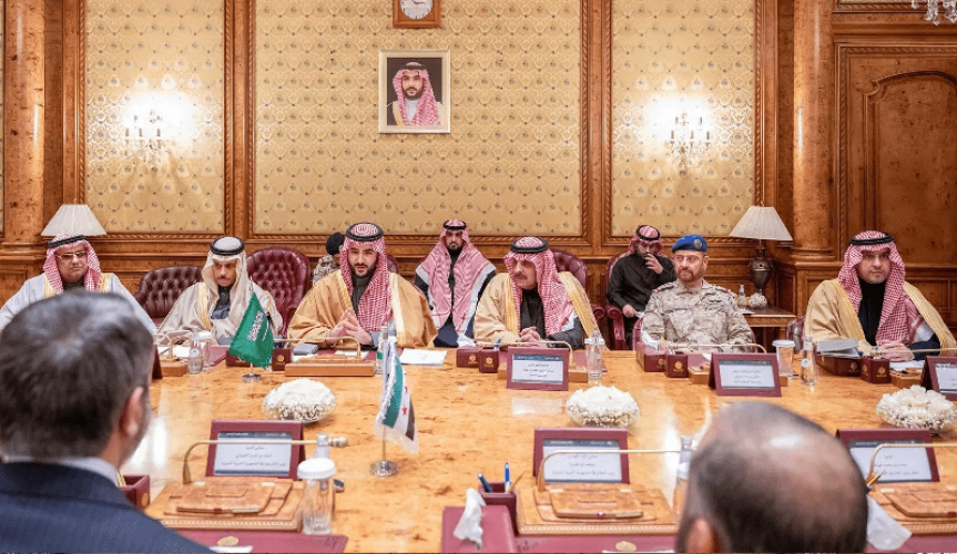 سمو وزير الدفاع يعقد لقاءً مع وزيري الخارجية والدفاع ورئيس جهاز الاستخبارات العامة في الإدارة السورية الجديدة