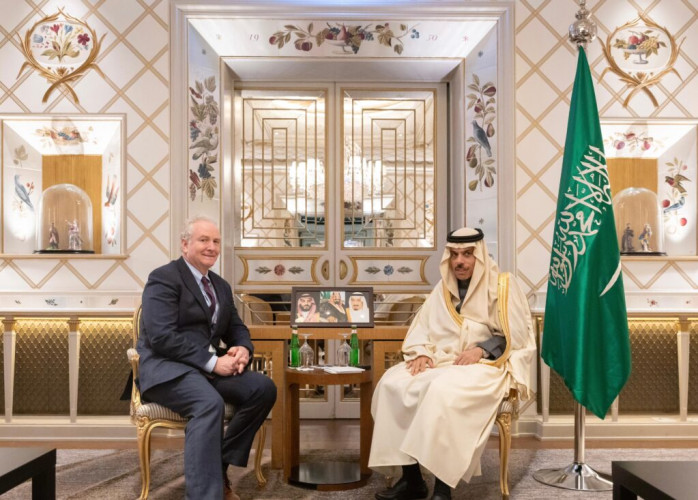 وزير الخارجية يلتقي في ميونخ عضو مجلس الشيوخ الأمريكي السيناتور فان هولين ويناقشان التطورات الإقليمية والدولية