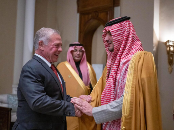 بتوجيه من القيادة.. الأمير عبدالعزيز بن سعود يلتقي ملك المملكة الأردنية الهاشمية