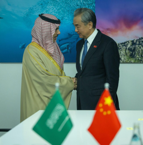 سمو وزير الخارجية ووزير الخارجية الصيني يناقشان تكثيف التنسيق الثنائي ومتعدد الأطراف في العديد من القضايا