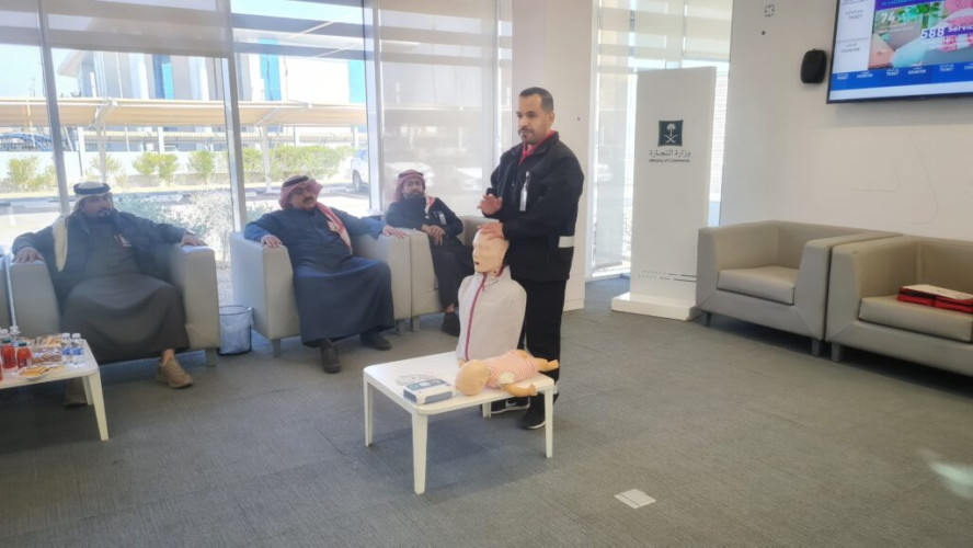 وزارة التجارة تعقد ورشة تدريبية حول الإسعافات الأولية واستخدام جهاز الصدمات