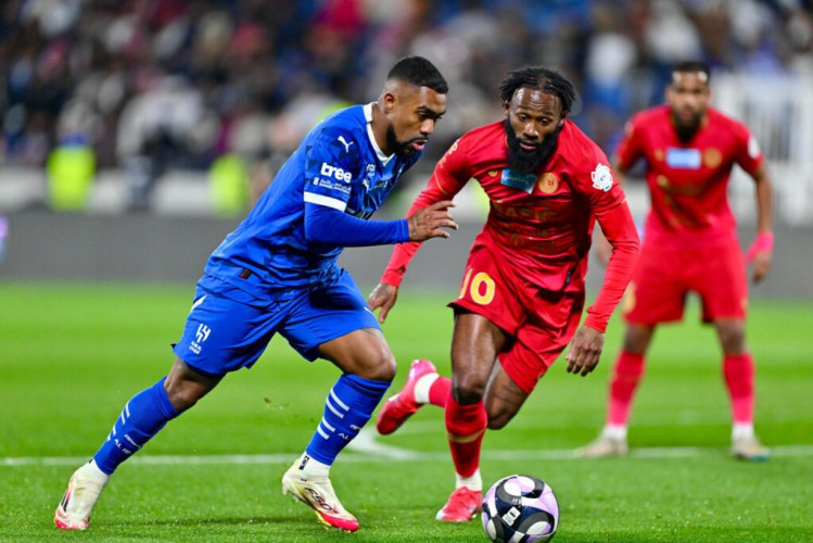 في مباراة مثيرة.. ضمك يجبر الهلال على التعادل ويمنح الاتحاد الصدارة