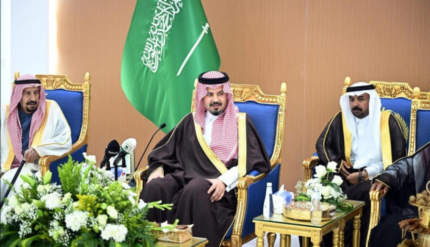 أمير المدينة المنورة يلتقي أهالي محافظة المهد ومديري الإدارات الحكومية المدنية والعسكرية