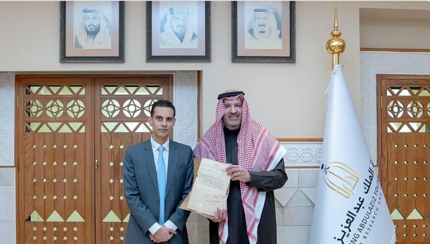 فيصل بن سلمان يتسلم وثيقة تاريخية بعثها الملك عبدالعزيز منذ مئة عام