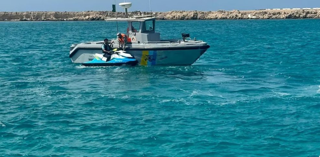 حرس الحدود ينقذ مواطناً تعطلت واسطته البحرية في عرض البحر بجدة