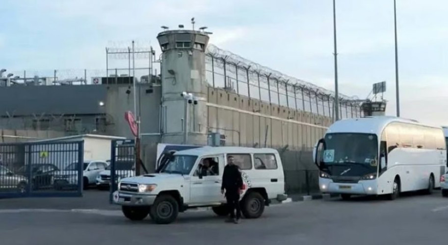 قوات الاحتلال الإسرائيلي تفرج عن 42 أسيراً فلسطينياً ضمن المرحلة الأولى لاتفاق وقف إطلاق النار في غزة