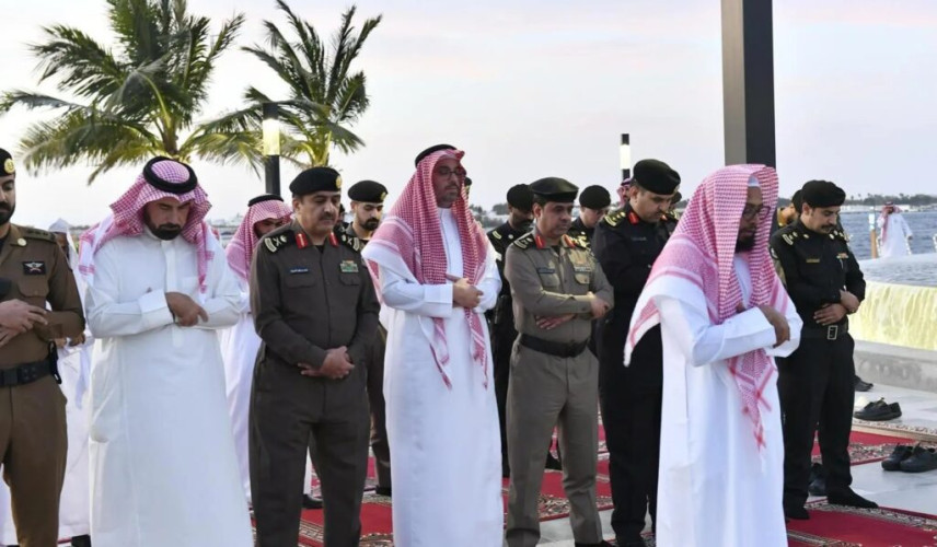محافظ جدة يشارك الإفطار الرمضاني مع قادة ومنسوبي القطاعات الأمنية في الميدان بالمحافظة