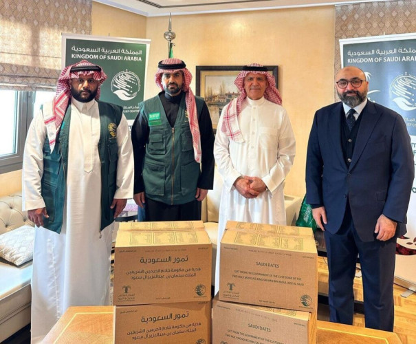 مركز الملك سلمان للإغاثة يسلّم 25 طنًا من التمور هدية المملكة لجمهورية اليونان