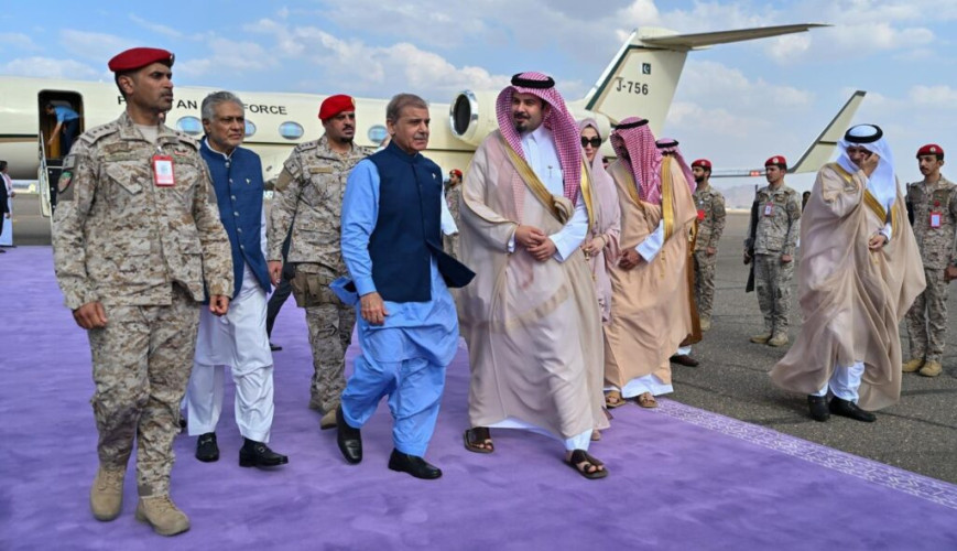 رئيس الوزراء بجمهورية باكستان الإسلامية يصل إلى المدينة المنورة