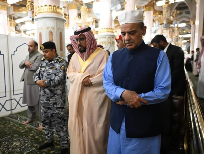 رئيس الوزراء الباكستاني يزور المسجد النبوي