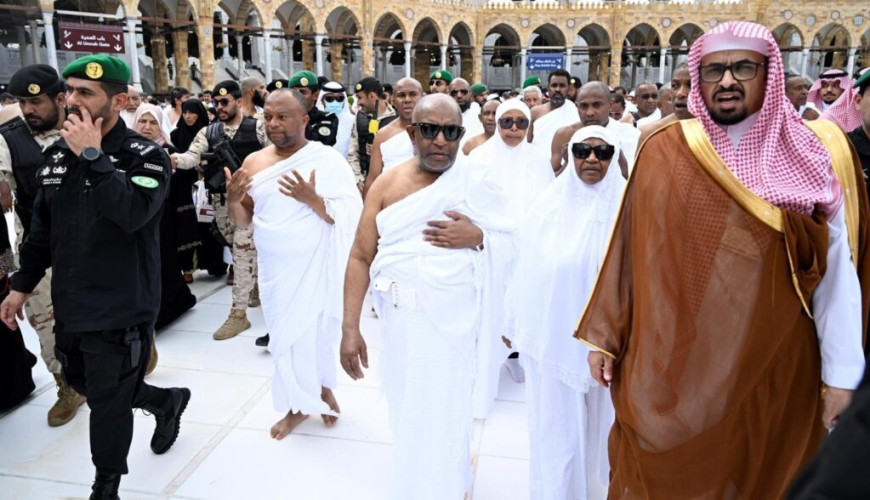 رئيس جمهورية جزر القمر يؤدي مناسك العمرة