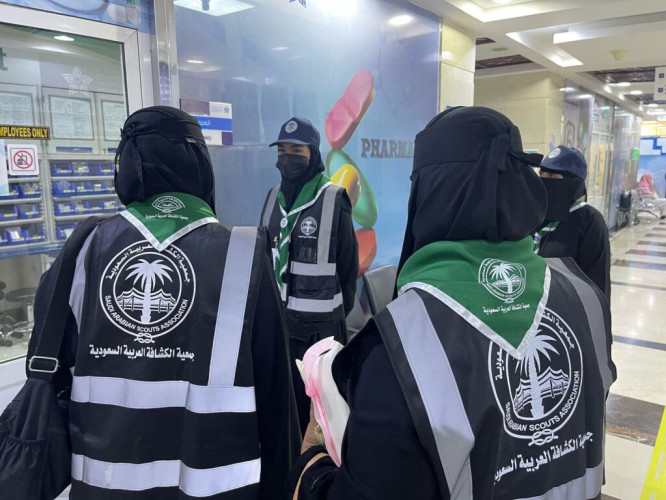 فتيات الكشافة السعودية.. قلوبٌ رحيمة وأيادٍ معطاءة في خدمة المعتمرين