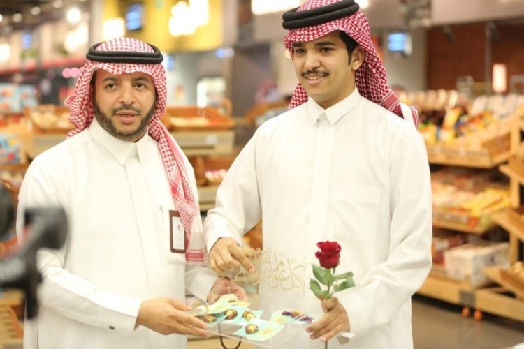 بلدية وادي الدواسر توزع هدايا العيد على المواطنين والمقيمين