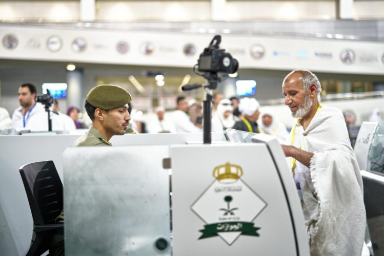 جوازات مطار الملك عبدالعزيز تستقبل رحلات ضيوف الرحمن القادمين للعمرة خلال شهر رمضان المبارك