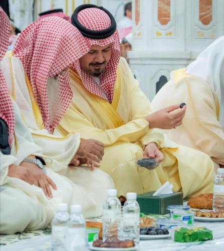 أمير منطقة المدينة المنورة يشارك أئمة المسجد النبوي إفطارهم في رحاب المسجد النبوي