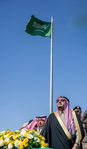 أميرِ منطقة القصيم يرفعُ العَلَمَ على سارية ميدان التوحيد بمدينة بريدة بمناسبة يوم العلم