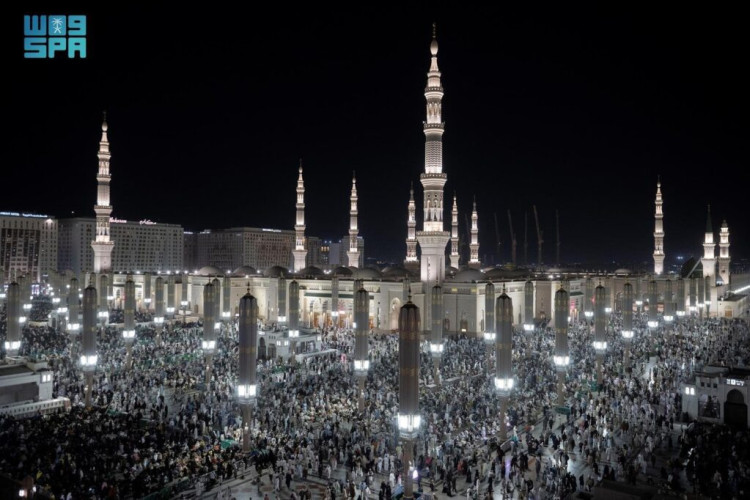 قاصدو المسجد النبوي يؤدون صلاة التهجد ليلة ٢٧ رمضان وسط أجواء إيمانية وسكينة