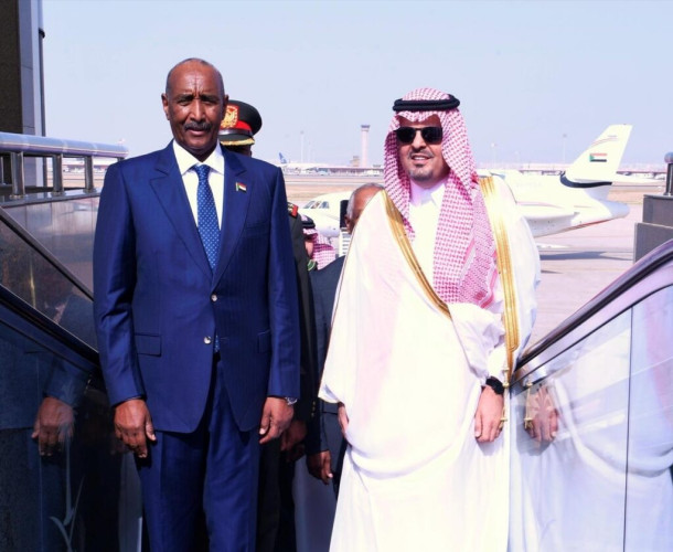 رئيس مجلس السيادة السوداني يصل إلى جدة