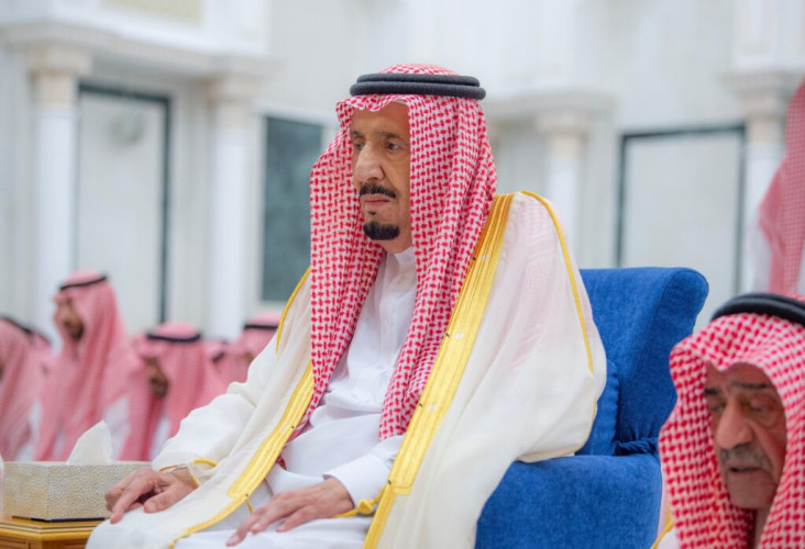 خادم الحرمين الشريفين يؤدي صلاة عيد الفطر في قصر السلام بجدة