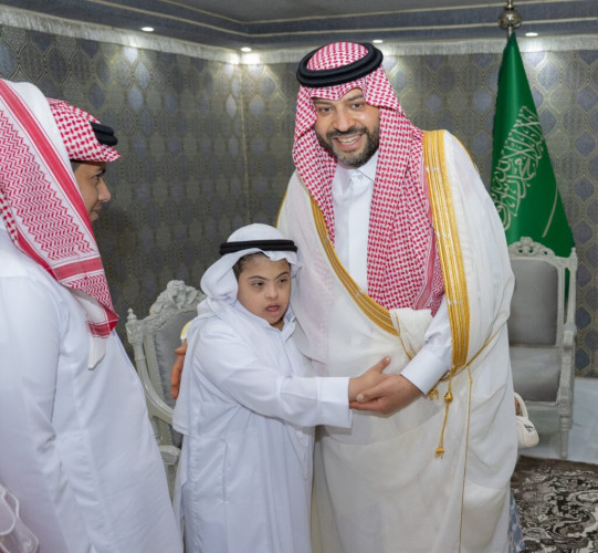 الأمير فيصل بن خالد بن سلطان يُعايد نزلاء مركز التأهيل الشامل بمنطقة الحدود الشمالية