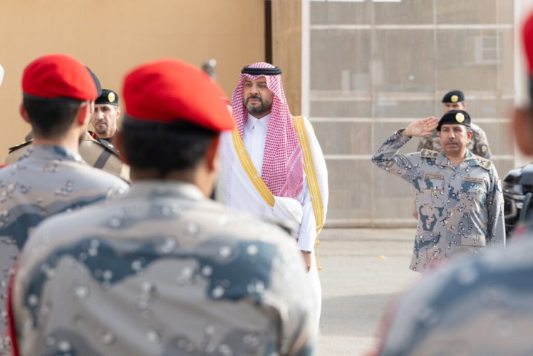 أمير الحدود الشمالية يعايد ضباط وأفراد حرس الحدود بالمنطقة