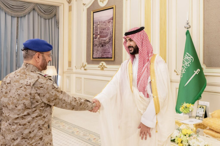 وزير الدفاع يستقبل قادة وزارة الدفاع وكبار مسؤوليها بمناسبة عيد الفطر المبارك