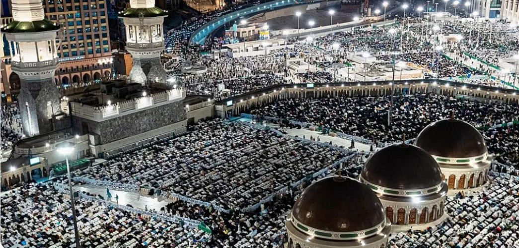 “فريق الساحات”.. كوادر متخصصة تعمل على مدار الساعة في الحرم المكي