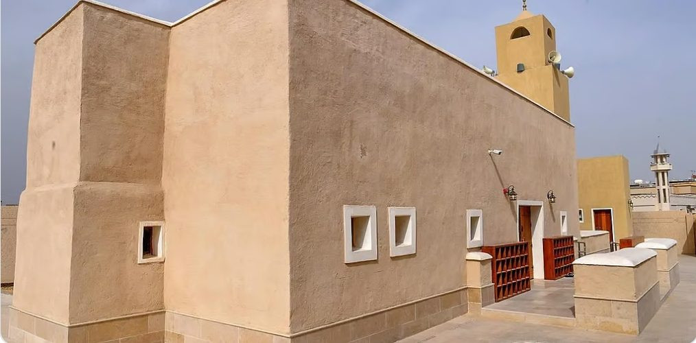 مشروع الأمير محمد بن سلمان لتطوير المساجد التاريخية يُبقي مآذن مسجد أم زرينيق الأسطوانية شامخة
