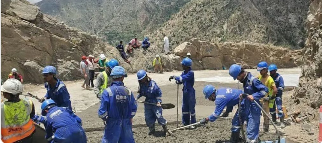 “إعادة تأهيل طريق يربط تعز بعدة محافظات”.. مشروع يستفيد منه 5 ملايين يمني عبر “البرنامج السعودي”