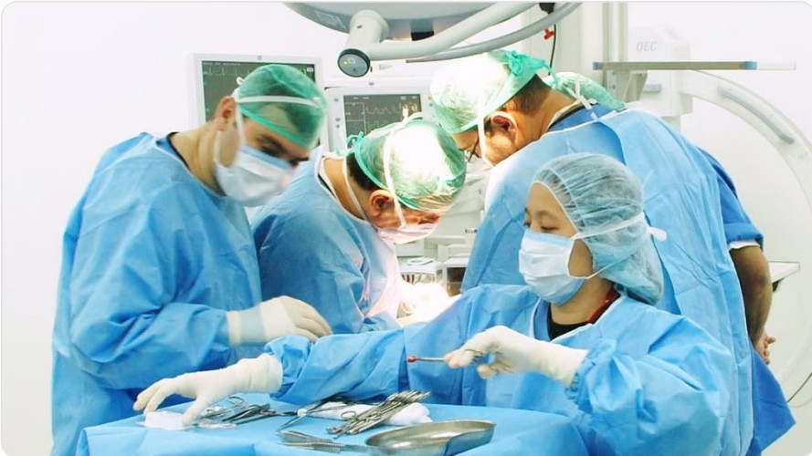 مستشفى الدكتور سليمان الحبيب بالخبر يضع حداً لمعاناة “ثلاثينية” مع ورم سرطاني بالغدة “الدرقية وتمدد إلى “21” غدة لمفاوية