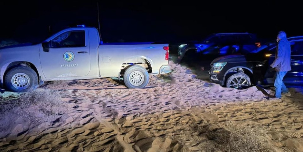 حرس الحدود بالمنطقة الشرقية يقدم المساعدة لمواطن تعطلت مركبته في الكثبان الرملية