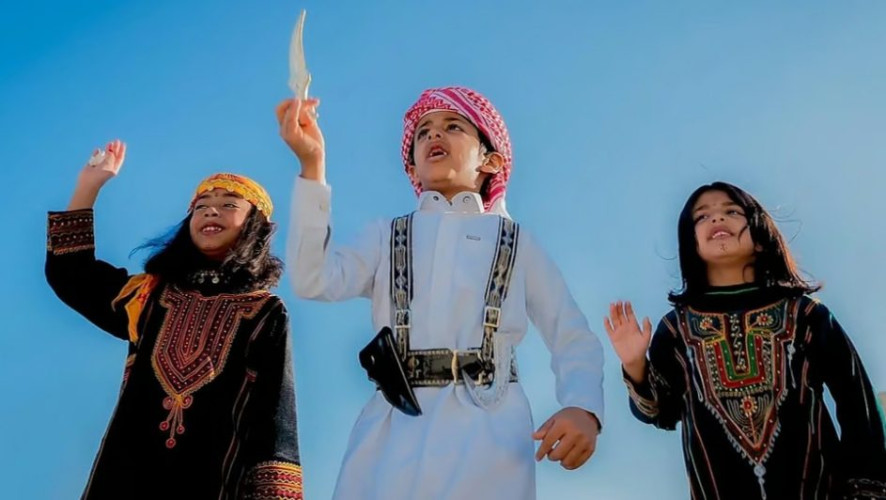“العرضة” تتألق في صدارة الفنون الشعبية لأهالي الباحة احتفالاً بعيد الفطر