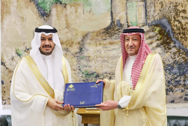 نيابة عن سمو وزير الخارجية.. نائب وزير الخارجية يتسلّم شارة “منتدى الاستثمار الرياضي SIF”