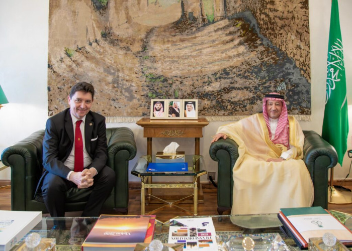 نائب وزير الخارجية يستقبل نائب رئيس لجنة الشؤون الخارجية والدفاع والقوات المسلحة بمجلس الشيوخ الفرنسي