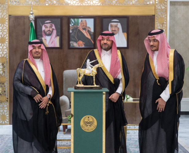 أمير الحدود الشمالية يستقبل المشاركين في ملتقى “قادة الشمال” بمناسبة ختام أعماله