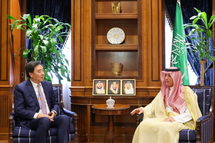 وزير الدولة للشؤون الخارجية يستقبل المبعوث الخاص للحكومة الصينية لقضية الشرق الأوسط