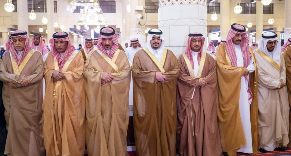 أمير منطقة الرياض ونائبه يؤديان صلاة الميت على صاحب السمو الأمير ناصر بن فهد بن عبدالله بن سعود بن فرحان آل سعود