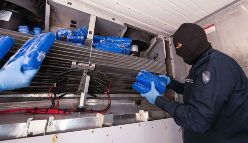 “الزكاة والضريبة والجمارك” بميناء جدة الإسلامي تحبط محاولة تهريب أكثر من 46 كيلوجرامًا من “الكوكايين” مُخبأة في إرسالية “دجاج مجمّد”