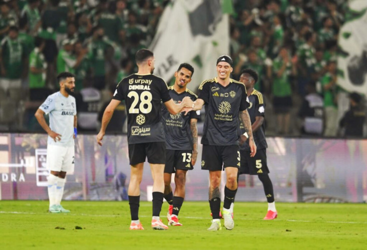 الأهلي يمطر شباك الفيحاء بخمسة أهداف