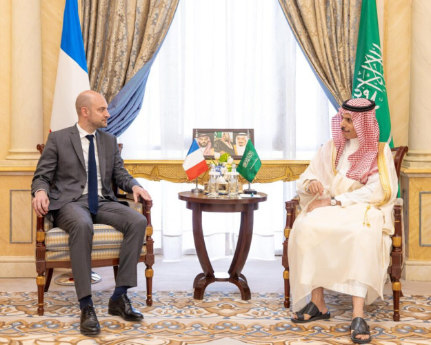 وزير الخارجية ووزير خارجية فرنسا يستعرضان العلاقات الثنائية ويبحثان الموضوعات الإقليمية والدولية ذات الاهتمام المشترك