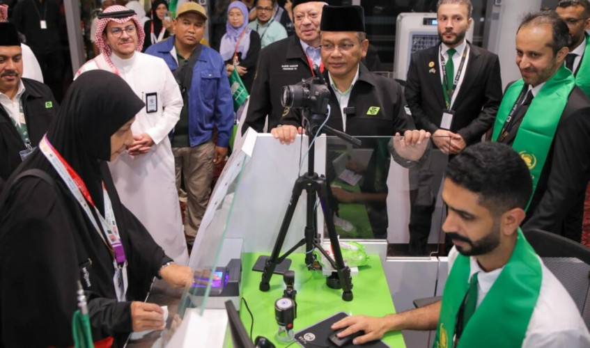 مغادرة أولى رحلات المستفيدين من مبادرة “طريق مكة” من مملكة ماليزيا متجهة إلى المملكة عبر صالة المبادرة في مطار كوالالمبور الدولي