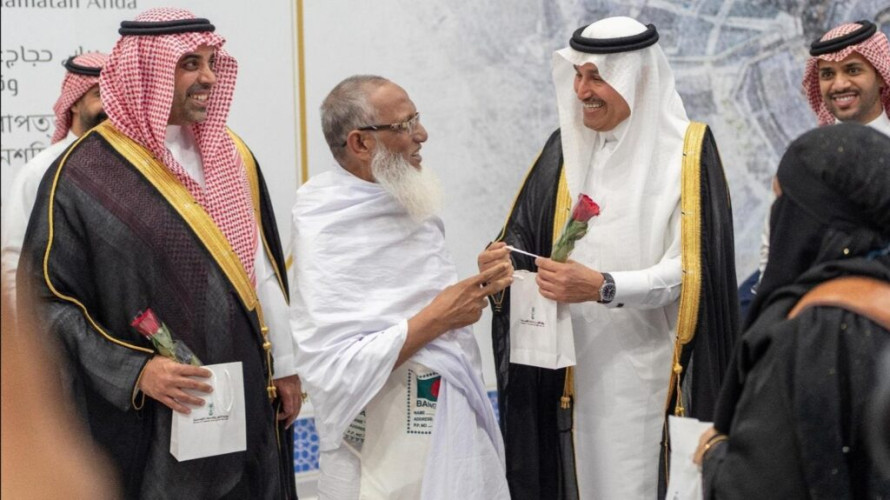 وزير النقل والخدمات اللوجستية يستقبل أولى رحلة للحجاج في موسم 1446هـ في مطار الملك عبدالعزيز الدولي بجدة