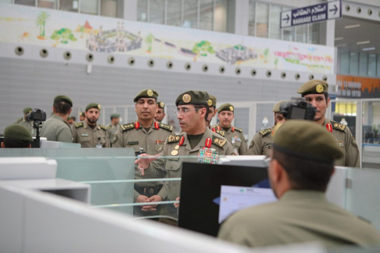 اللواء المربع يتفقّد صالات الحج بجوازات مطار الملك عبدالعزيز الدولي بجدة