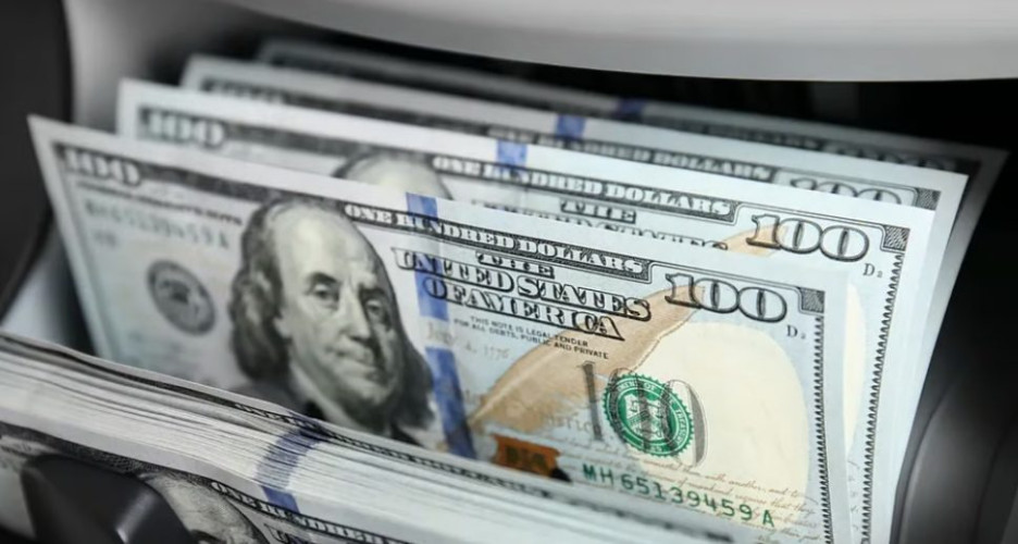 الدولار يتراجع بعد الرسوم الأمريكية الجديدة وسط مخاوف من حرب تجارية