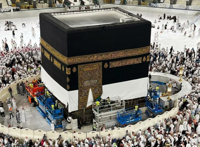 رفع كسوة الكعبة المشرفة استعدادًا لموسم حج (1446هـ)