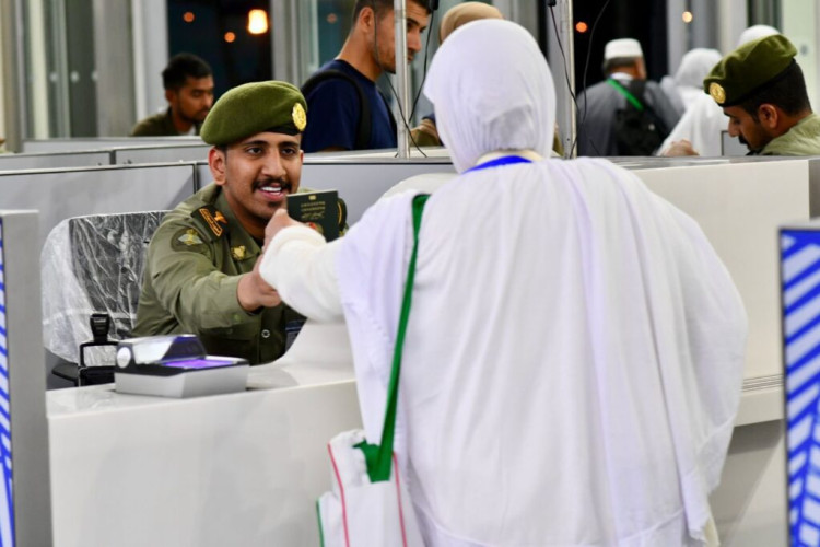 جوازات مطار الأمير محمد بن عبدالعزيز بالمدينة المنورة تستقبل أولى رحلات ضيوف الرحمن القادمين من الجزائر لأداء فريضة الحج