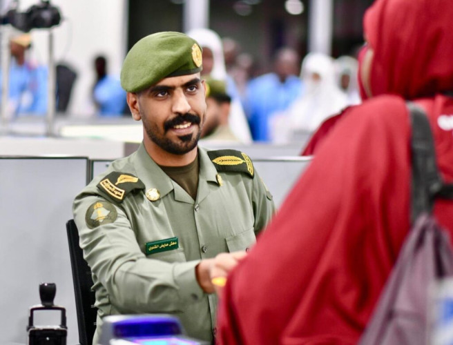 جوازات مطار الأمير محمد بن عبدالعزيز بالمدينة المنورة تستقبل أولى رحلات ضيوف الرحمن القادمين من جمهورية النيجر لأداء فريضة الحج لهذا العام 1446هـ