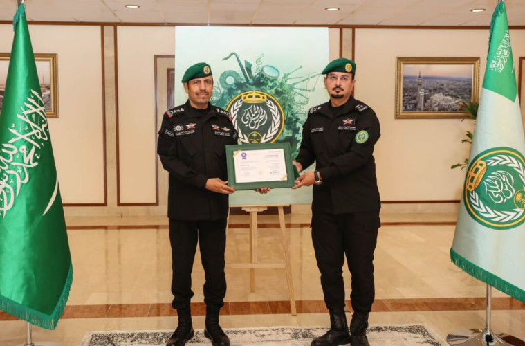 معالي رئيس الحرس الملكي يتسلم شهادة الاعتماد الأكاديمي العسكري الكامل