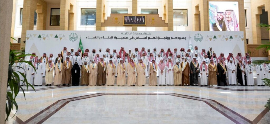 الأمير عبدالعزيز بن سعود يلتقي متقاعدي القطاعات التابعة لوزارة الداخلية بمنطقة القصيم